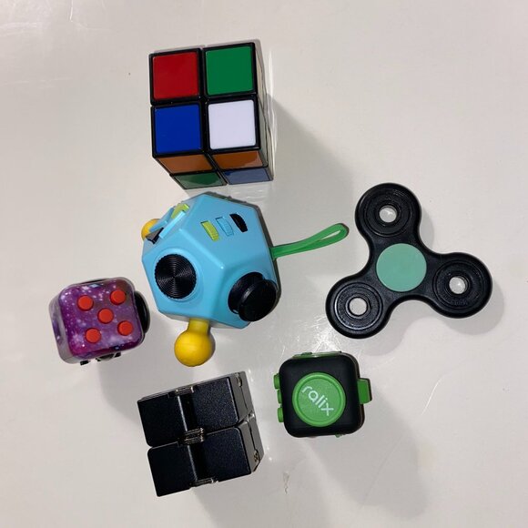RUBIKS CUBE SPINNER AND FIDGETS - Picture 1 of 3